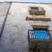 ...con strette finestre ad arco lunato (alcune murate)...